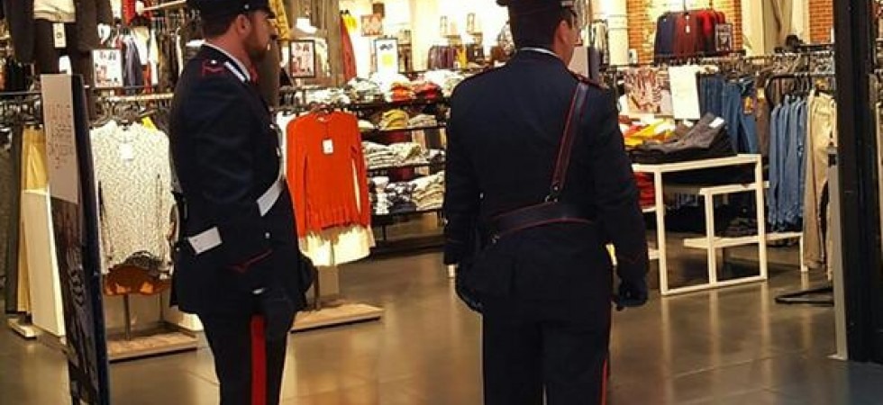 Nel negozio i carabinieri stavano arrestando un ladro, lei incurante ha cominciato a rubare